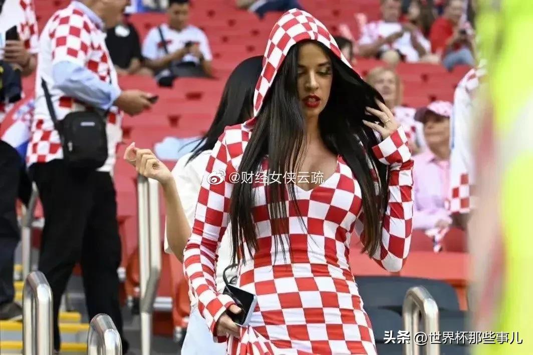 日本主帅鞠躬致歉,日本队主教练向球迷致歉