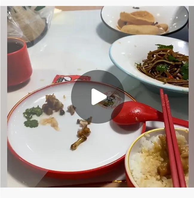 女生和男友吃饭，接个电话功夫，男友把虾全部干光，这男人能要吗