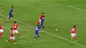 盘点足坛那些载入史册的名场面,用行动诠释责任与坚守