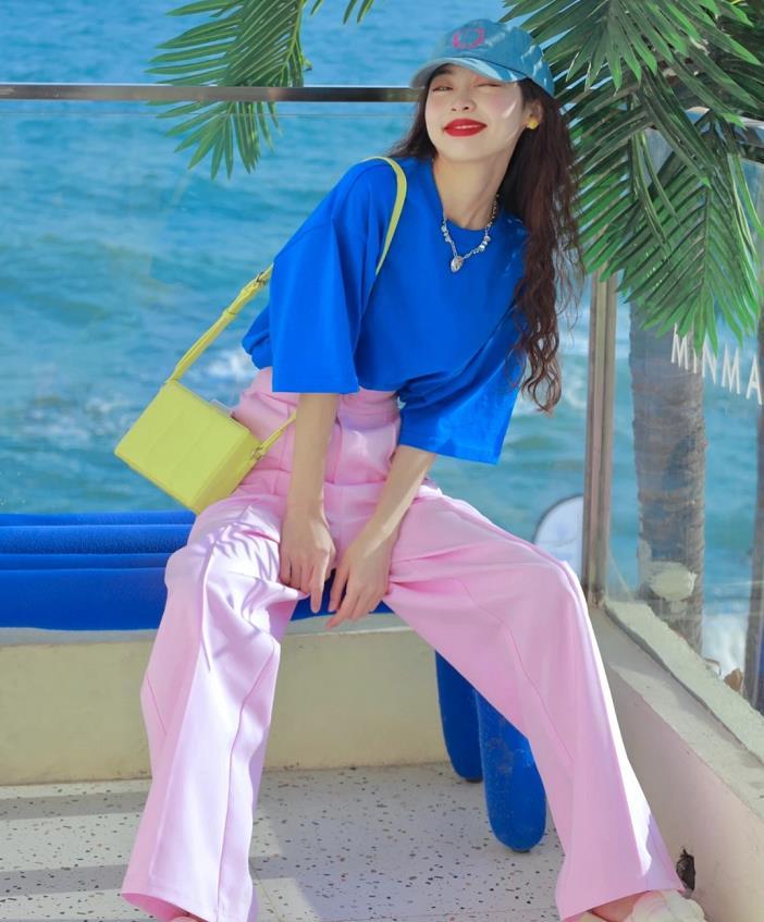 今夏穿蓝色衣服,今夏流行穿蓝粉时髦又高级