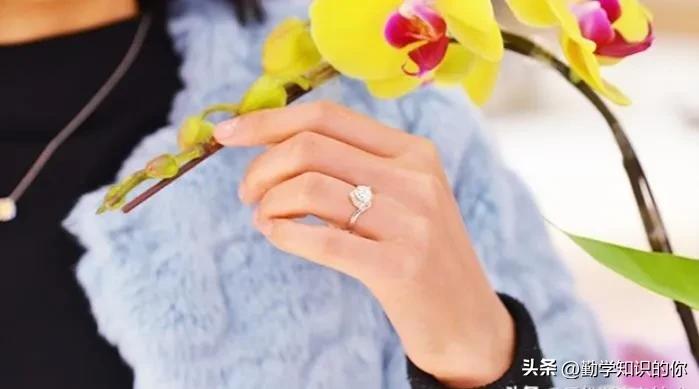 戒指戴在哪个手指上表示订婚,订婚戒指和结婚戒指有什么区别
