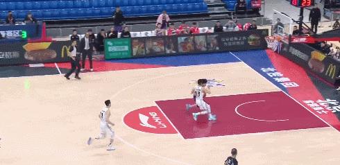 总决赛郭艾伦背传张镇麟,张镇麟三分绝杀郭艾伦