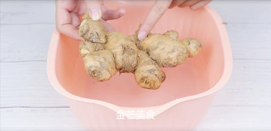 今天才发现，原来在枕头下放块生姜，可以去霉味，无论男女都有用