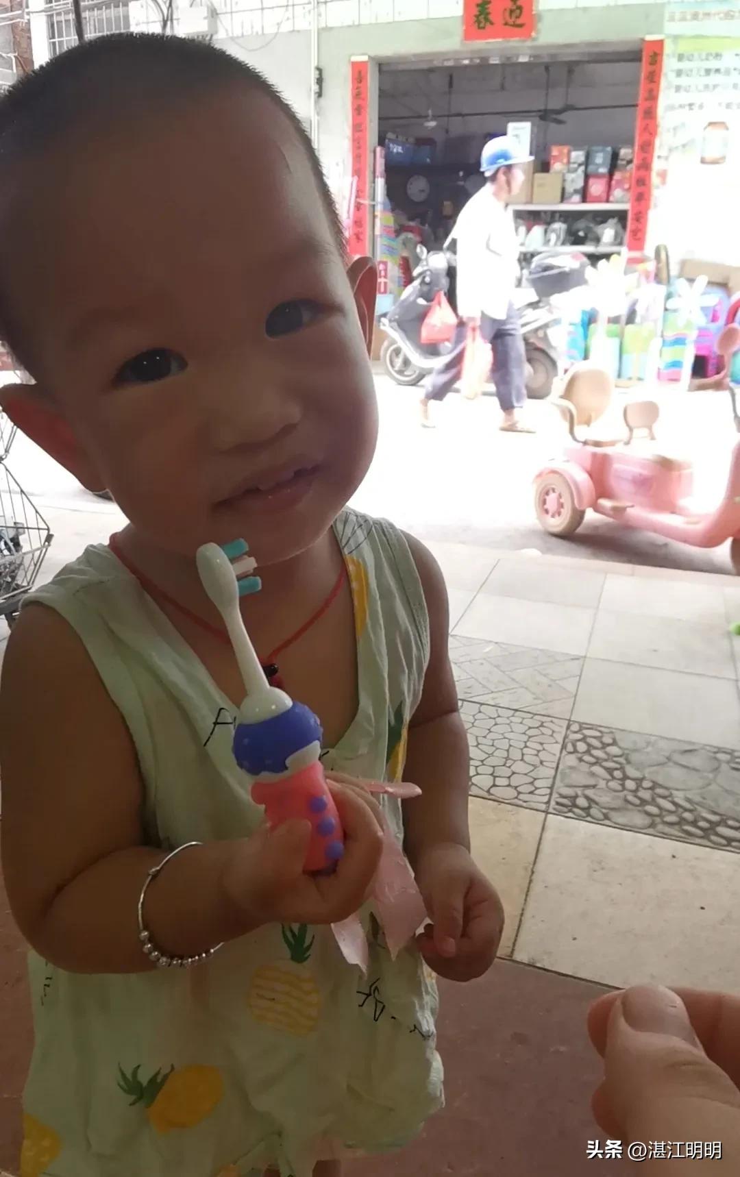 1岁6颗牙需要刷牙吗,一岁八个月16颗牙正常吗