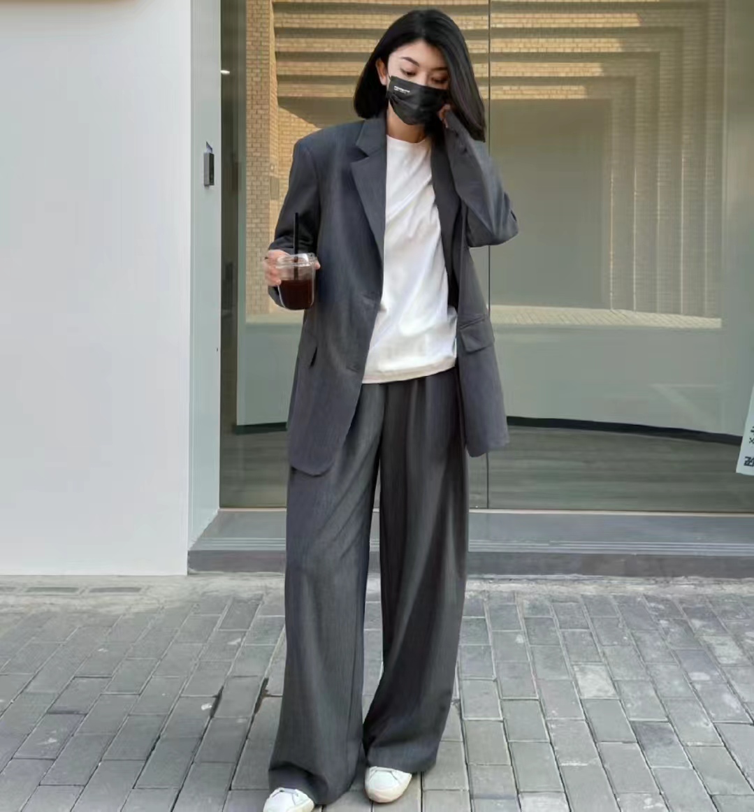 灰色裤子搭配什么上衣比较好看,灰色灯芯绒裤子搭配什么颜色上衣