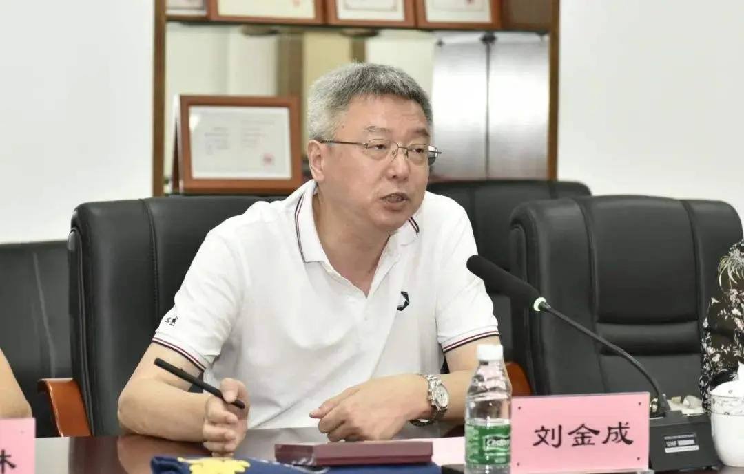 他是华南理工博士,却跑去创业,靠卖电池发家,现身家820亿