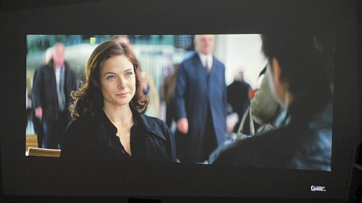 有它，挤啥电影院？AOCL1智能投影实测：2500ANSI流明+帝瓦雷调音