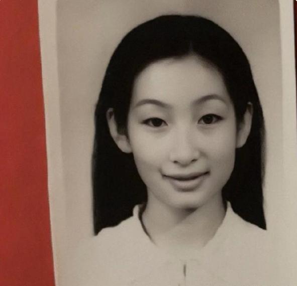 女子割双眼皮失败像瞪眼,女明星割双眼皮对比照