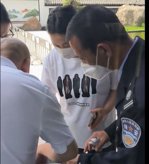 温泉池不给搜包就不允许进入，女子拒绝被搜查，光头大汉死缠烂打