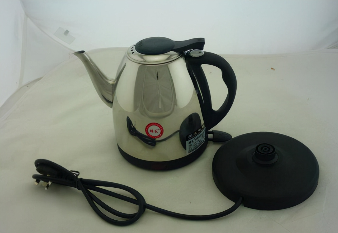 长期喝电热壶烧的水重金属超标,电热水壶烧水喝中毒和致癌吗