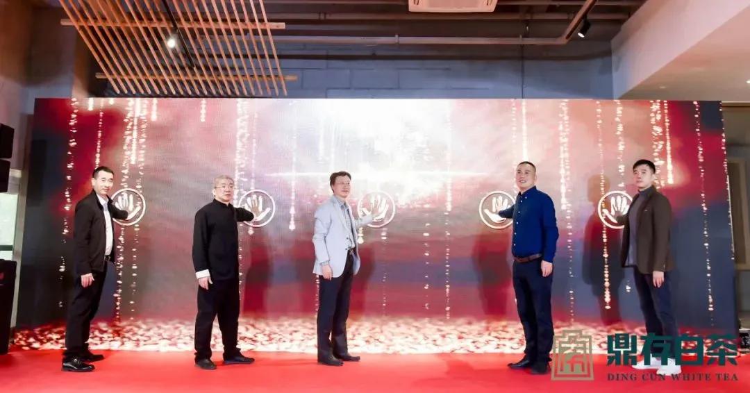 营收几乎翻倍门店数超越星巴克,销量暴增的茶饮