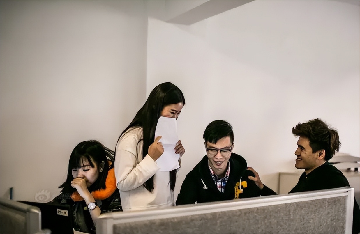 大学生暑假涌向工厂流水线，月入五六千，目标就是赚出一台iPad