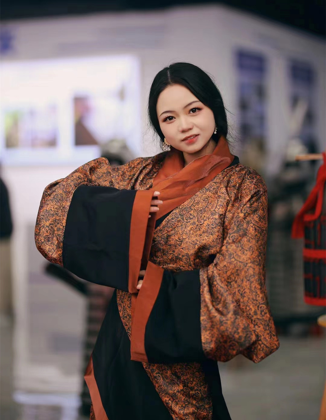 初中毕业想学服装设计专业,初中毕业学服装设计专业有前途吗