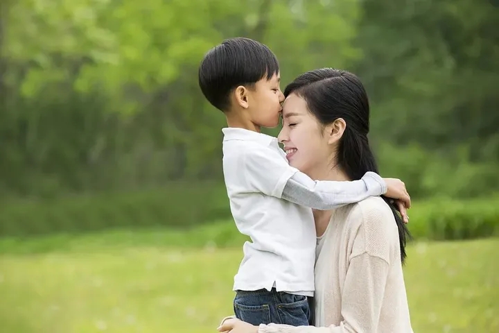 孩子脾气暴躁动不动就哭打人,孩子脾气暴躁爱哭应该怎么去引导