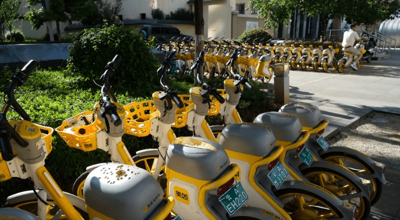 河南四地公布7例感染者情况/河南两地新增5处高风险区/朋友圈炫富炫权？停职！官方通报来了