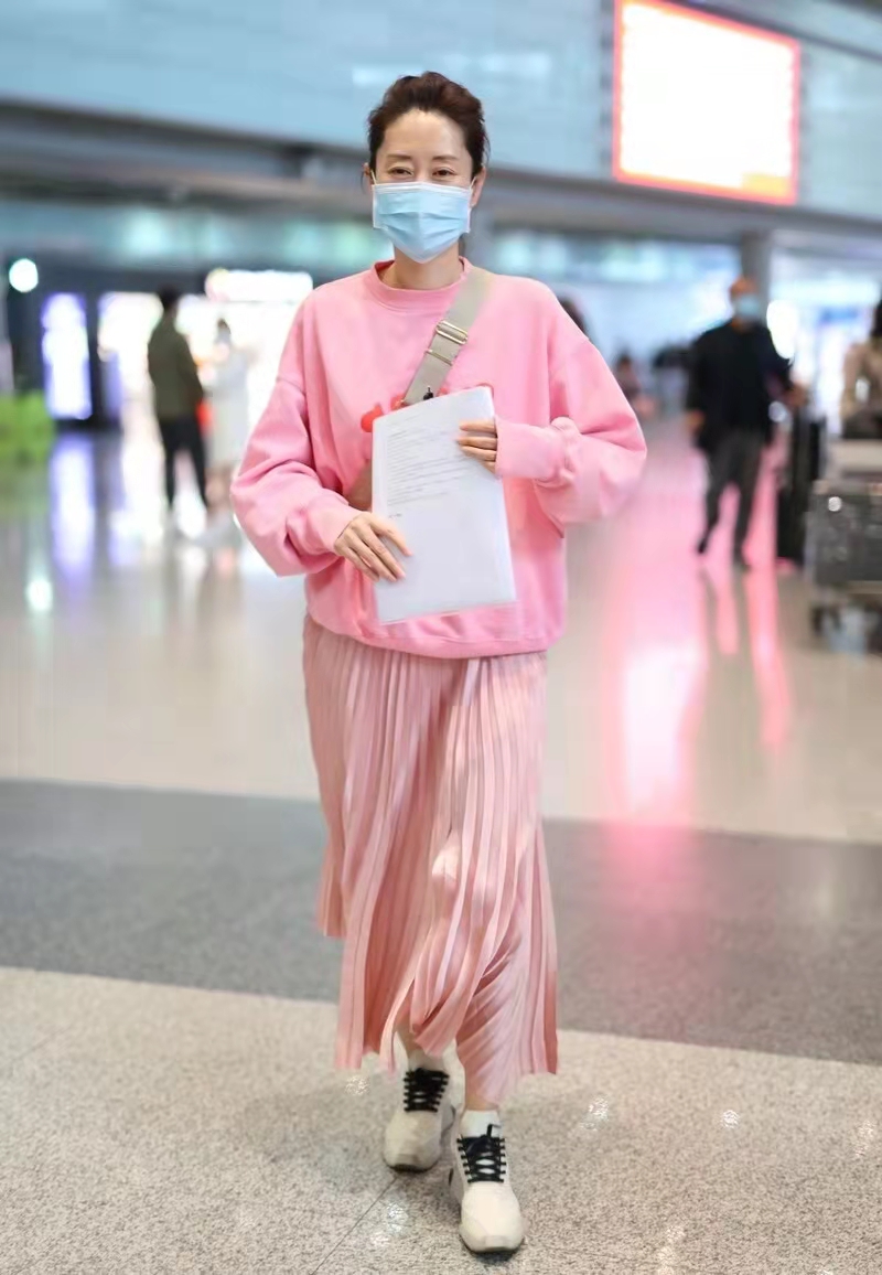 刘敏涛粉色系穿搭,刘敏涛穿裙装够自信长腿有多纤细