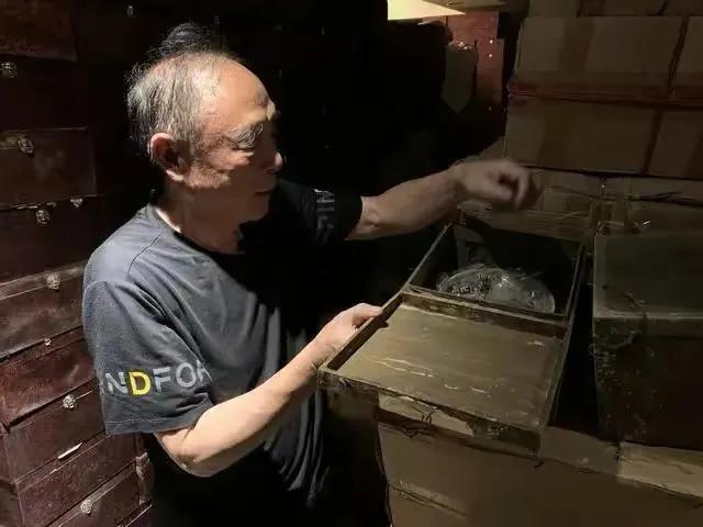 2022年57岁妇女跟8旬老翁离婚,分得5亿家产,老翁气晕：丢财又丢人