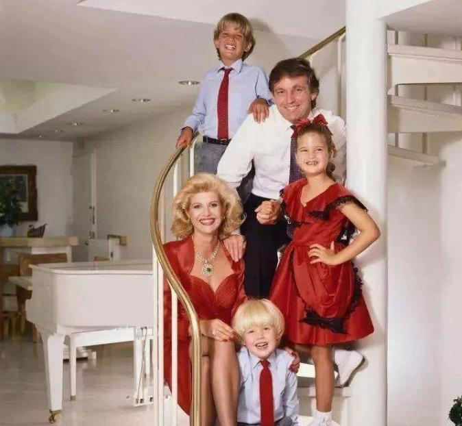 特朗普全家出席前妻的葬礼，梅拉尼娅戴着墨镜，伊万卡表情伤感