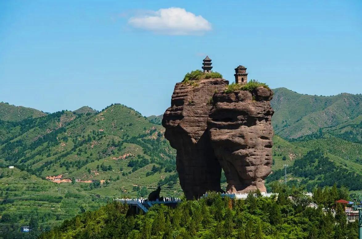 承德巨大岩石千年古塔,河北承德巨石上悬立两座古庙