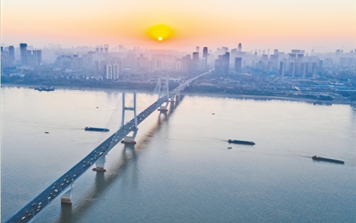 「全面开展“三标”活动」武汉：水陆空联动产业群勃兴