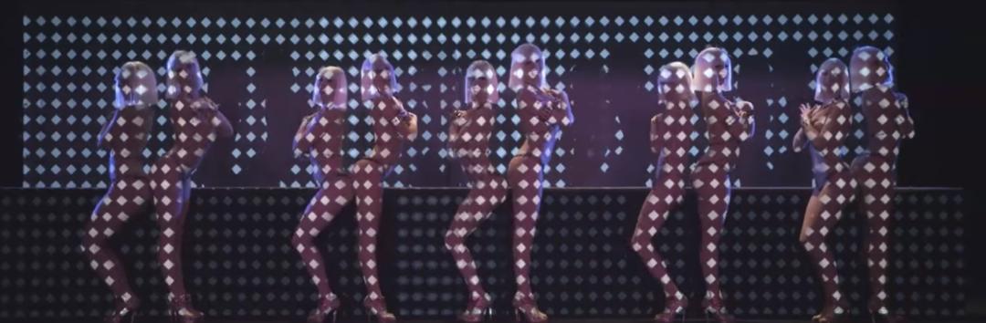 肉弹舞者摇曳全场，躺酒杯里湿身诱惑，疯马秀“尺度”不止于此