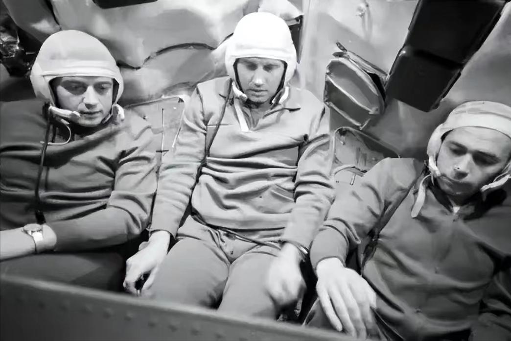 舱内航天服是怎么穿上和脱掉的,舱外航天服具备哪些功能