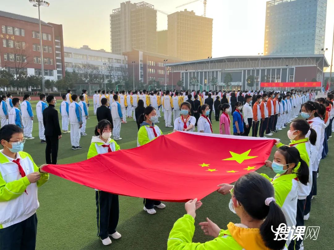 千名学生传递巨幅国旗,开学典礼百人传旗