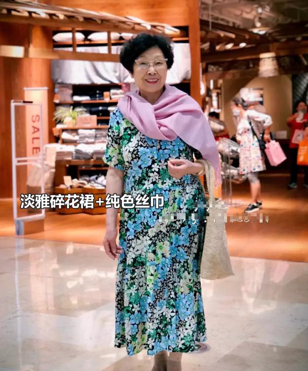 长窄丝巾和裙子的各种搭配,丝巾系法50岁减龄穿搭