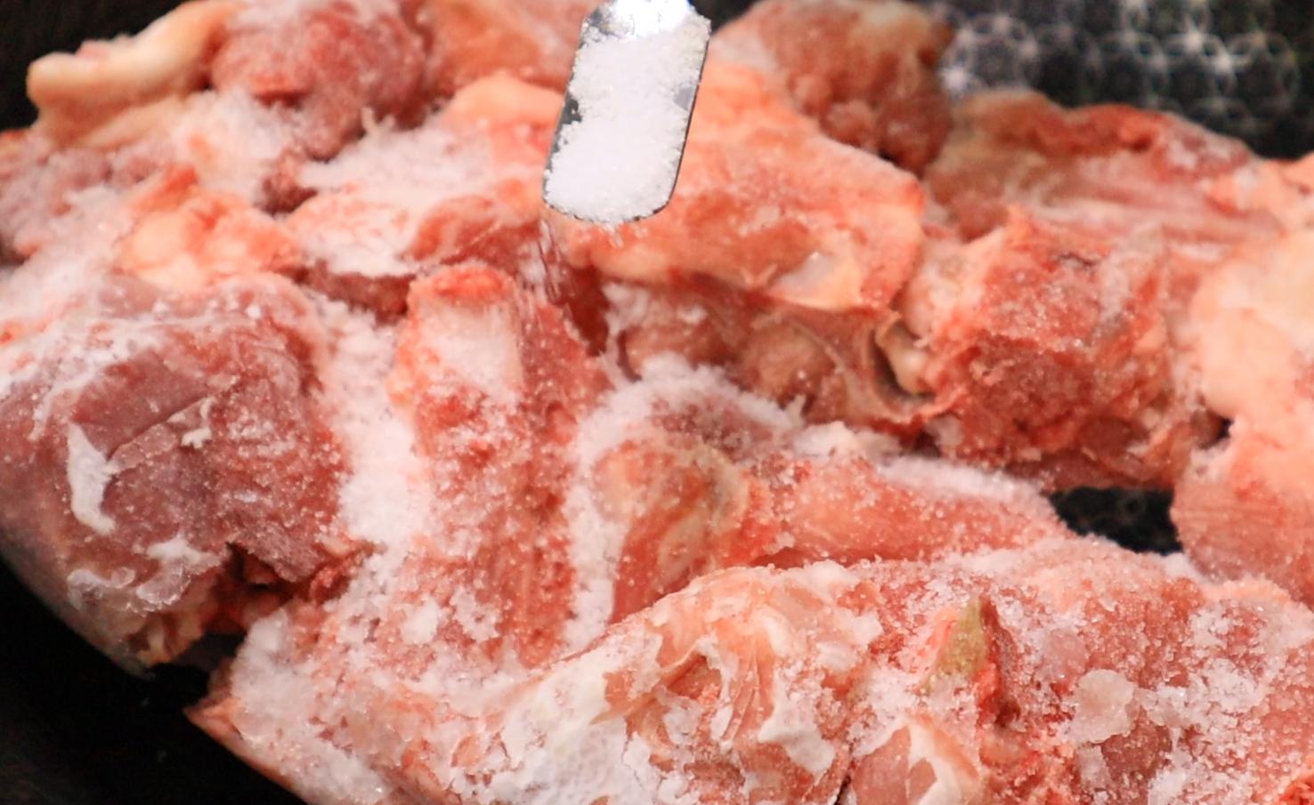 冷冻肉怎么解冻不影响口感,解冻肉切记不要直接用水泡