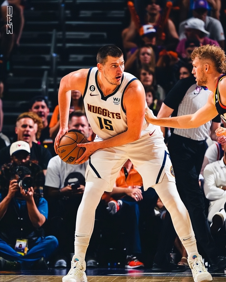 布克狂砍15分太阳vs勇士,太阳揭幕战险胜勇士布克砍32分