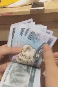 女孩子看起来外表美丽，其实裤袜已经掉到大腿根了！哈哈哈