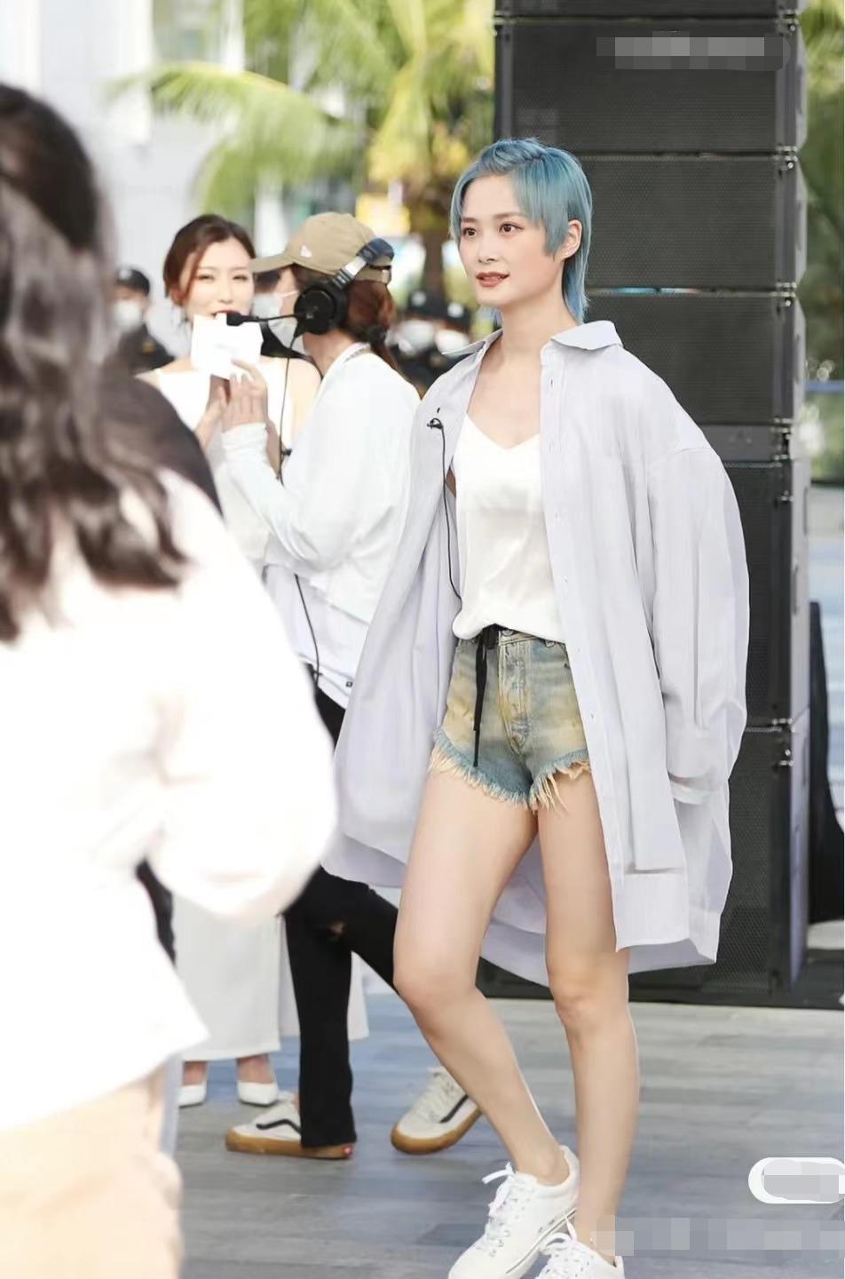 李宇春变身小红帽出席活动,李宇春穿短发短裤