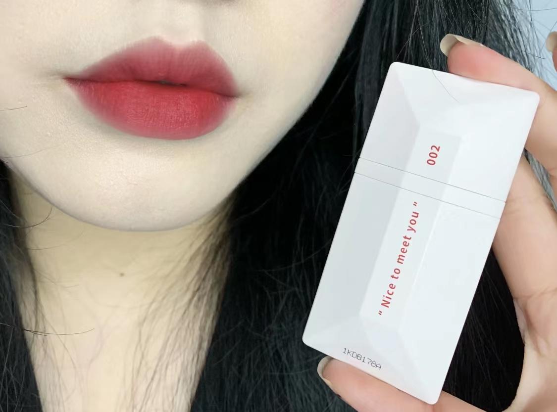 显白秋冬适合涂的口红,女生必备的口红滋润显气色