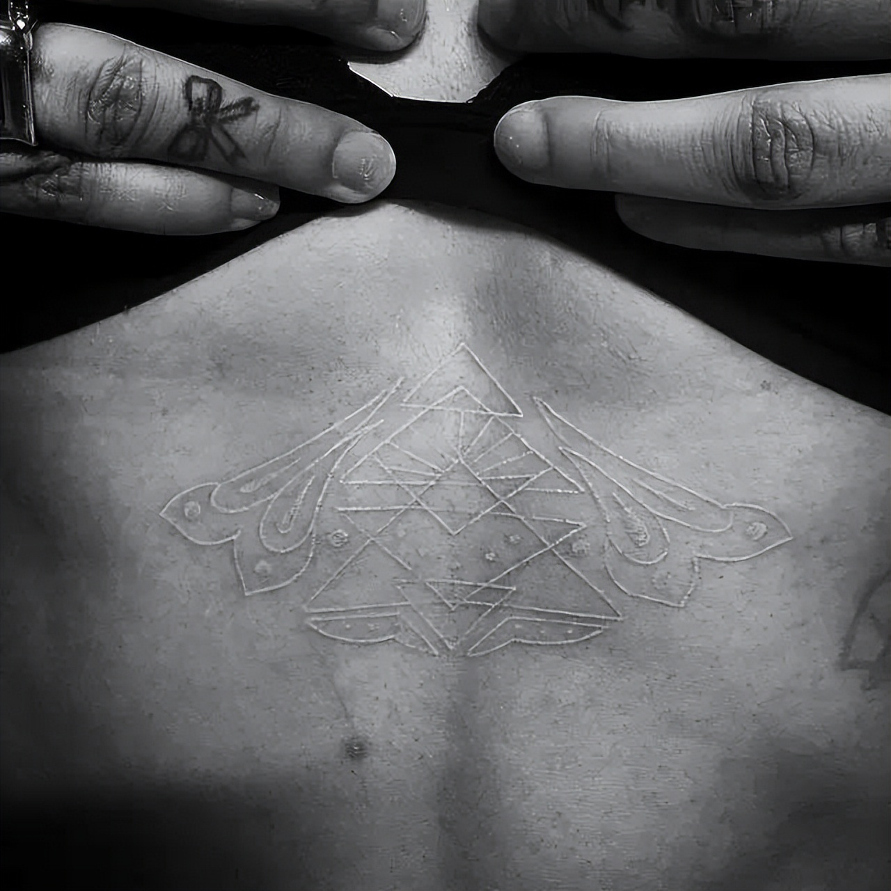 鸽子血纹身真的隐形么,隐形纹身花纹