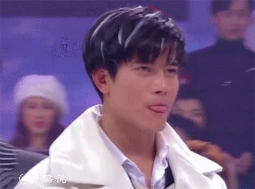 天王隐藏的“大老婆”,把持20亿财产,一生不婚不育,图的是啥?