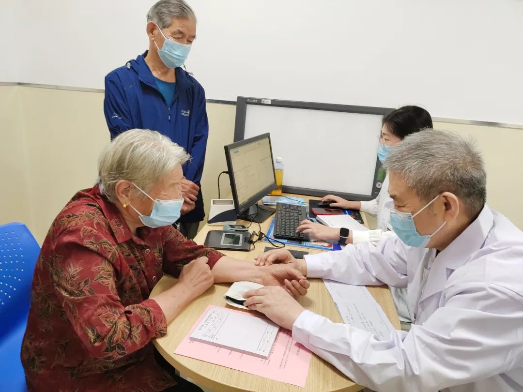 「承岐黄薪火传中医文化」潍坊市第二人民医院成功举办全国名老中医药专家陶凯传承工作室揭牌暨拜师仪式