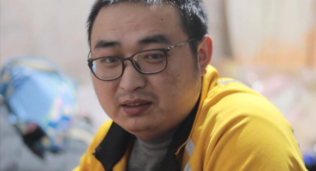 外卖小哥带娃送外卖试药,外卖小哥背6个月女儿送外卖试药