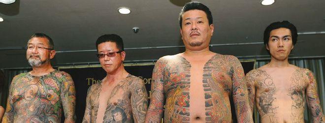 黑白两重天:球场狂欢,牢狱徘徊