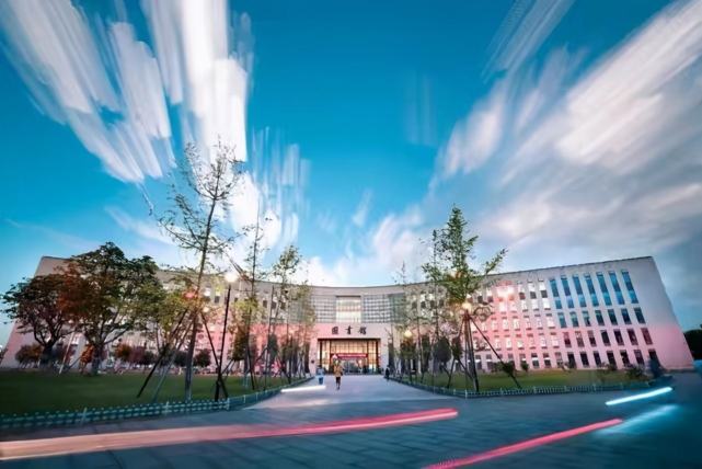 高校学生疫情期间翻墙外出,大学生疫情期间翻墙外出