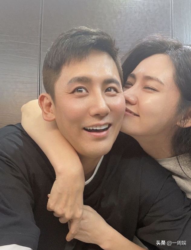 秋瓷炫穿紧身裤出席活动,秋瓷炫发照片于晓光