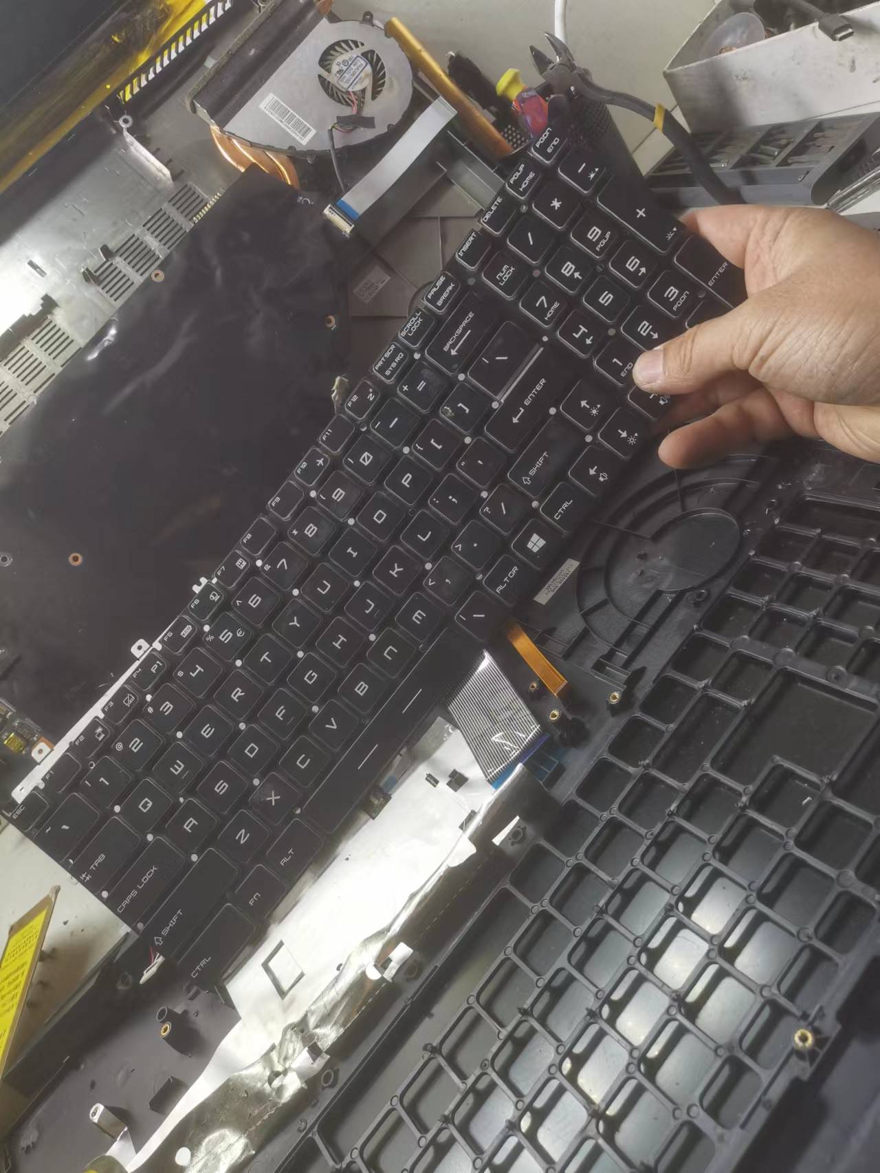 一体式笔记本键盘更换解析,笔记本电脑一体键盘怎么更换