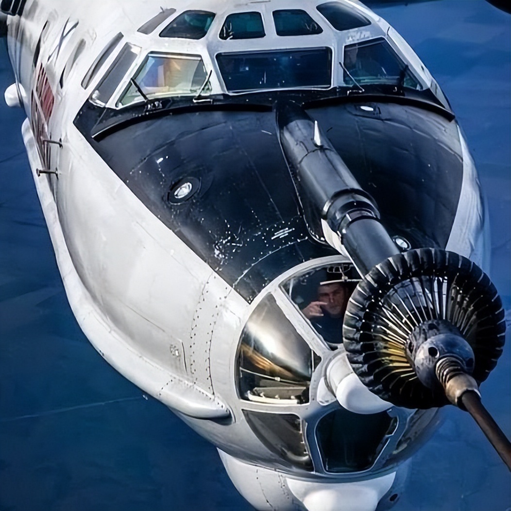 俄军机逼近美军舰,俄罗斯反潜机飞越舰艇