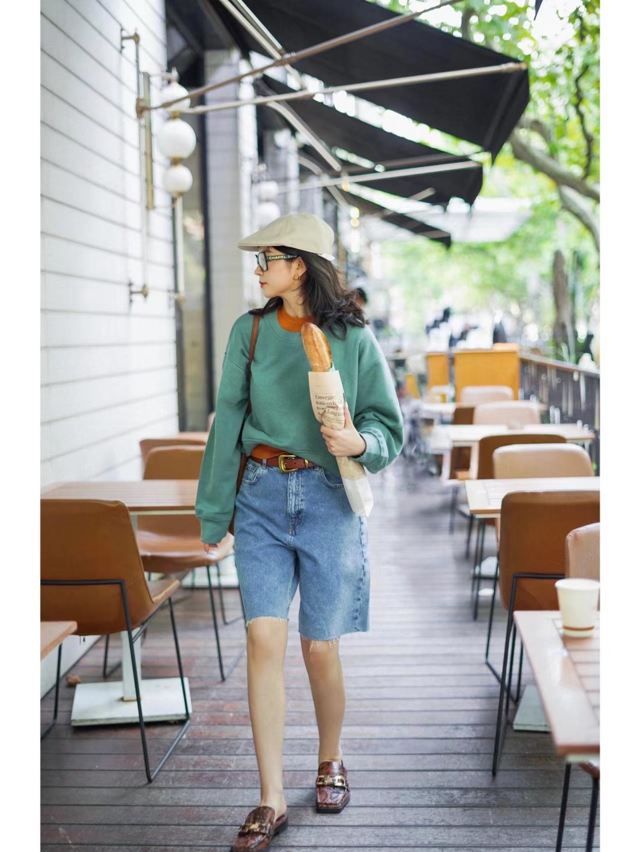 如何穿才能将卫衣打造出时髦感,今年最流行的卫衣的穿搭