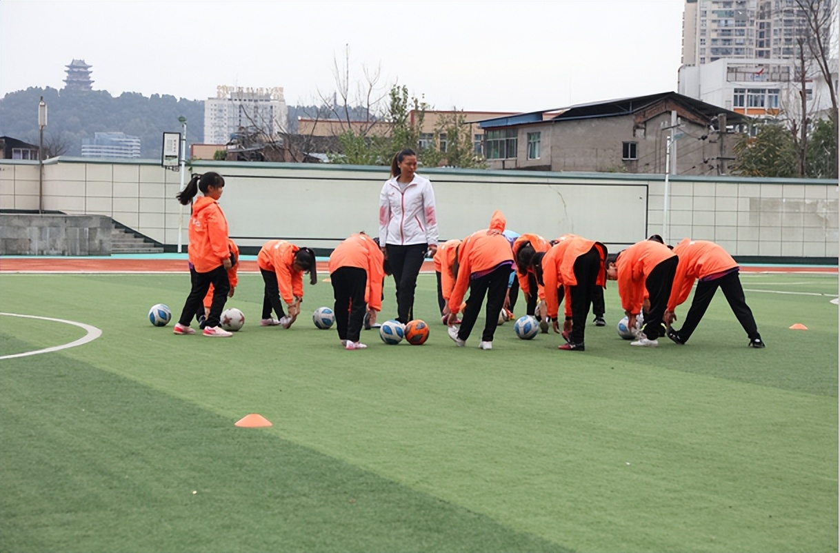 绿茵赛场团体较量势如虹,绿茵场的交流