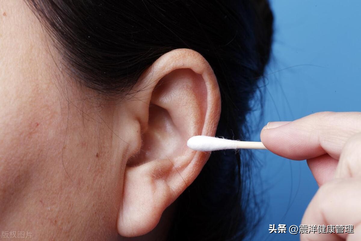 耳朵里太痒了掏出来臭臭的东西,耳朵老是痒天天都要掏怎么回事