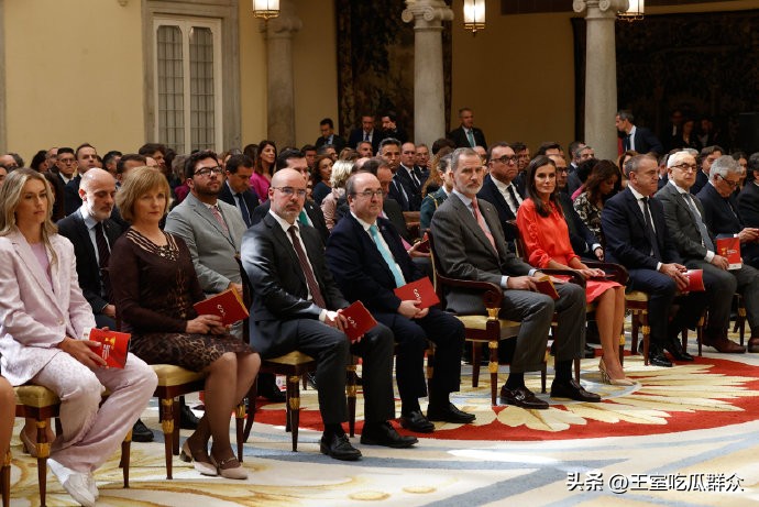 莱后给国家女队长颁奖，公主试训足球运动员，西班牙王室爱看球！