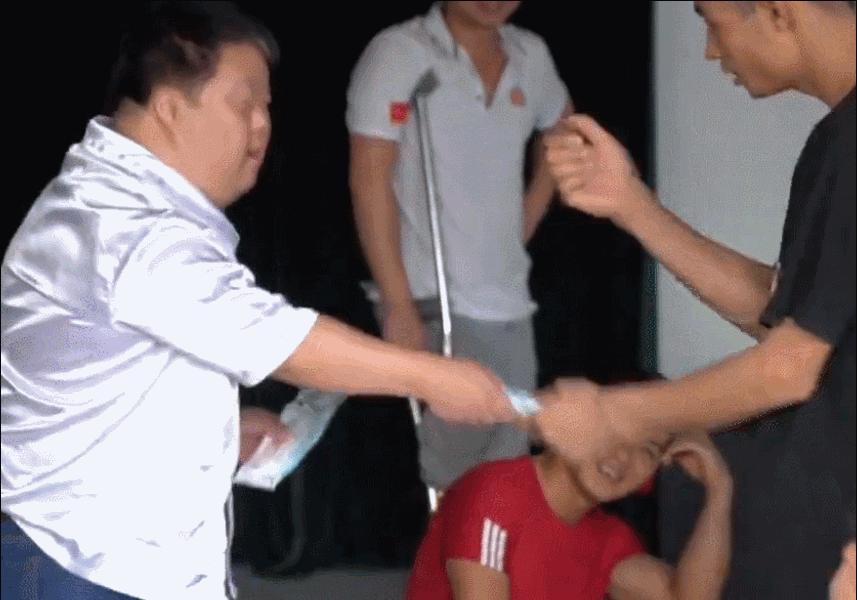 湖北痴呆儿，从天才指挥家变养鸡人，花50万治肺癌，认富豪当干爸