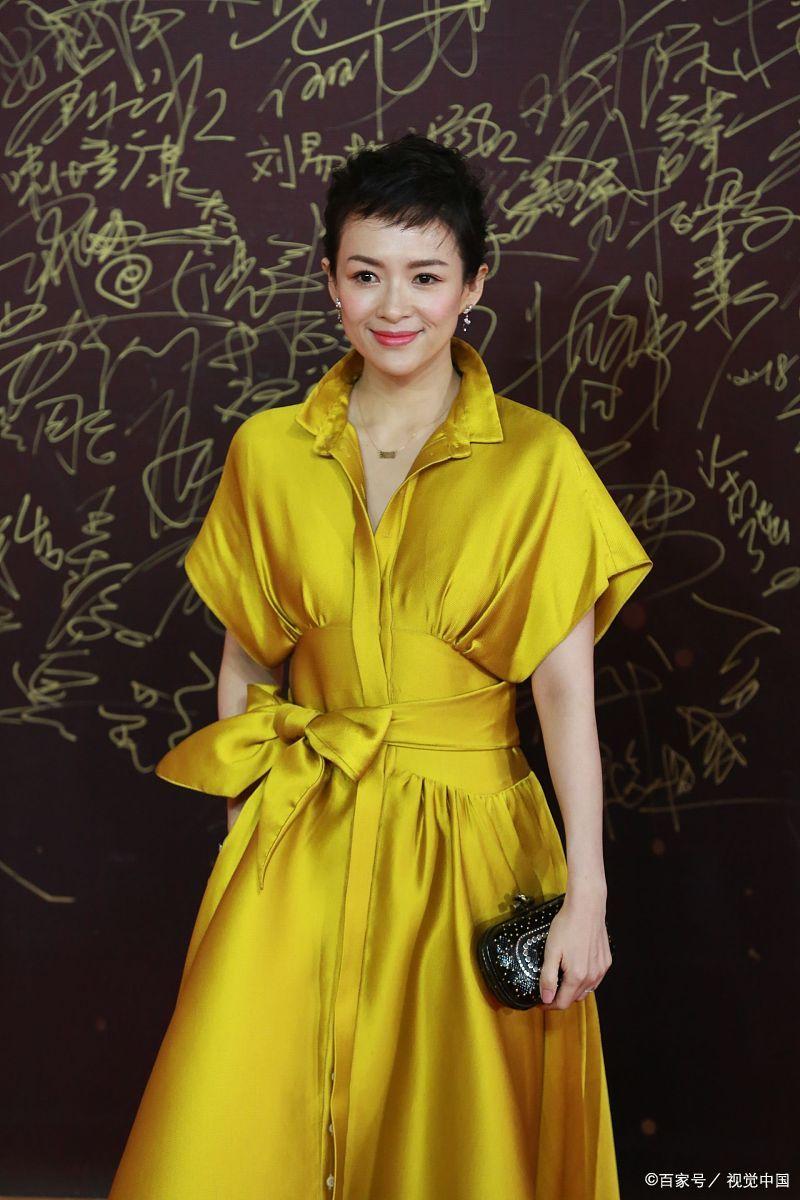 章子怡为什么穿黑色套装,章子怡一袭紫色长裙现身