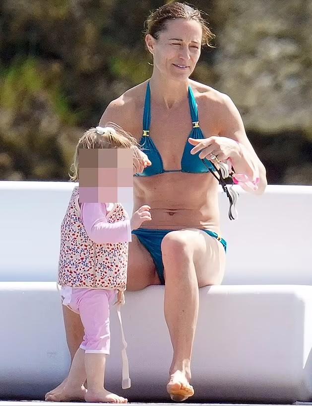 凯特37岁妹妹素颜带娃,威廉凯特带妹妹海边度假