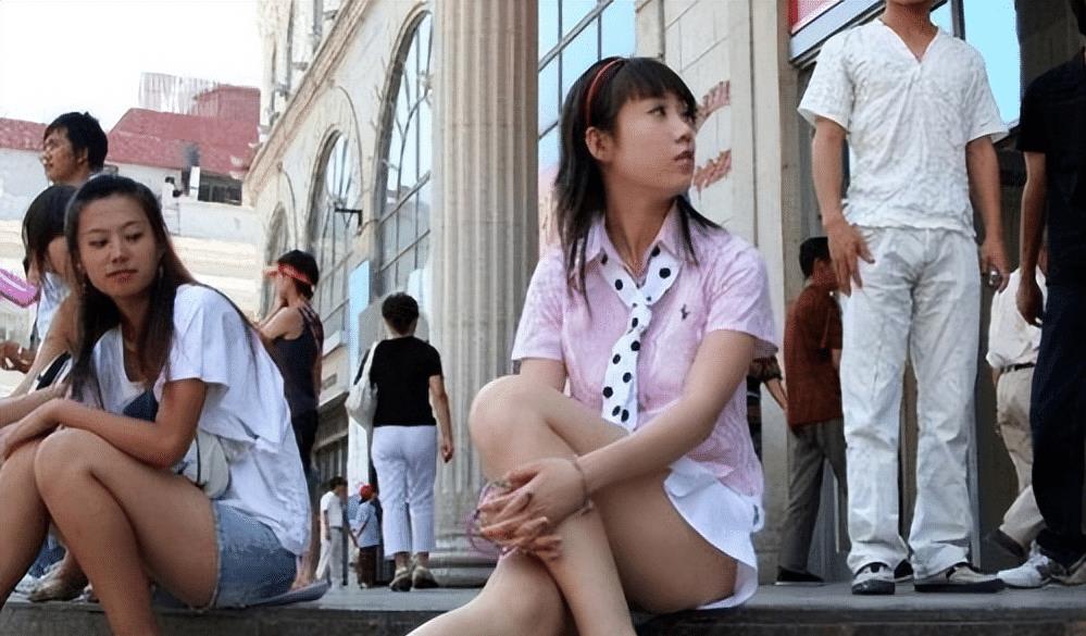 “网红模特”*筱雨张**,出道一年拍21套人体写真,现38岁仍单身未婚